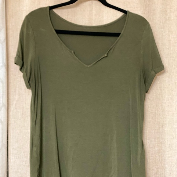 V-Neck Top - Picture 2 of 4